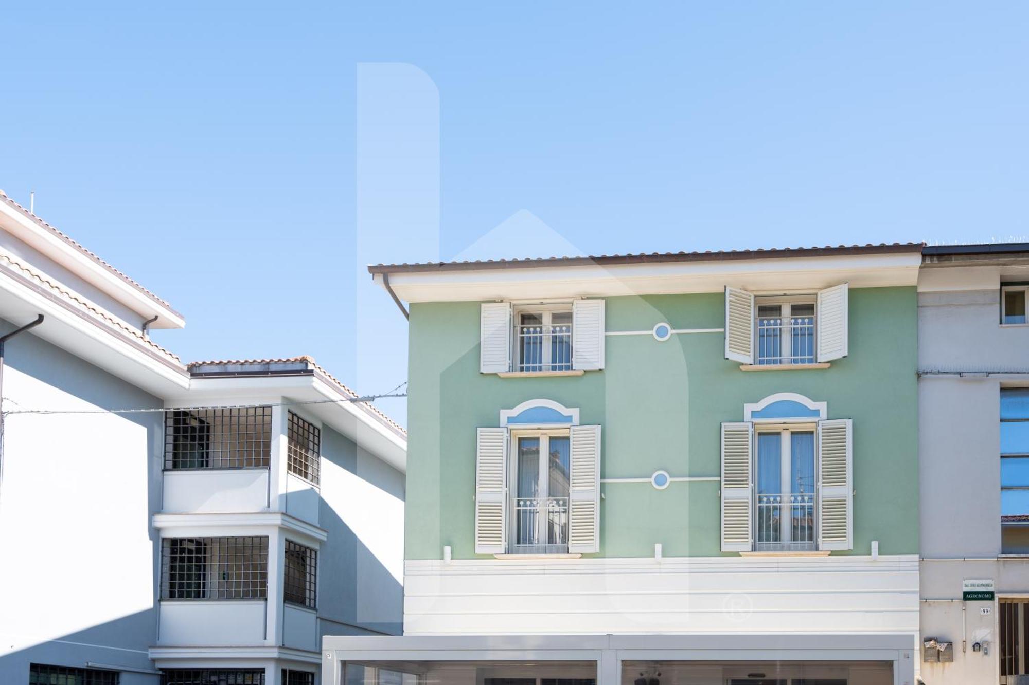 Апартаменты Homiday - Residenza D'Annunzio Пинето Экстерьер фото