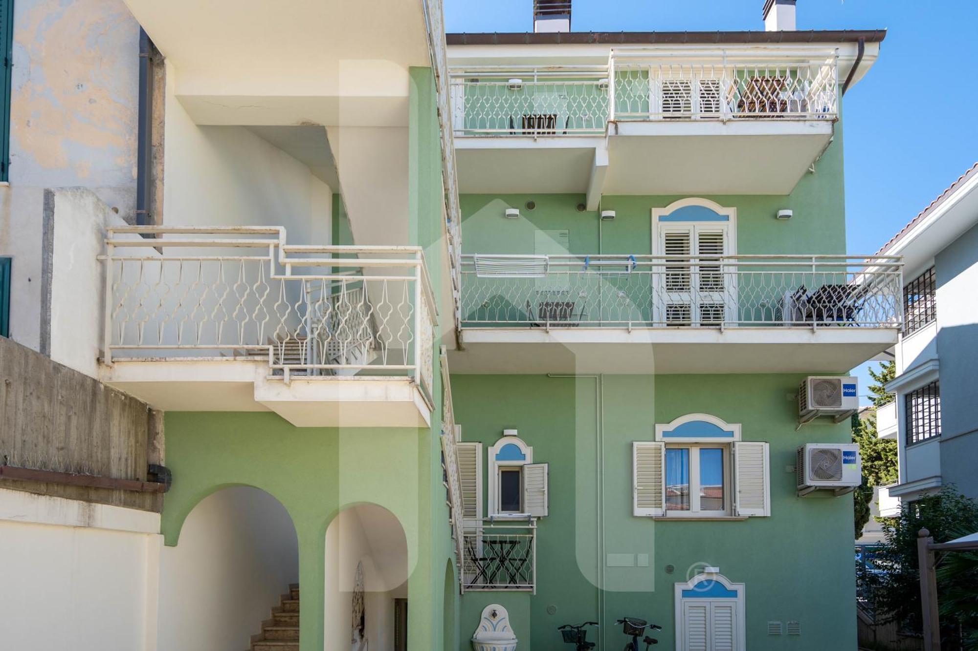 Апартаменты Homiday - Residenza D'Annunzio Пинето Экстерьер фото